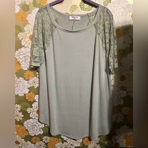 Zenana Outfitters Green Short Sleeve Tee